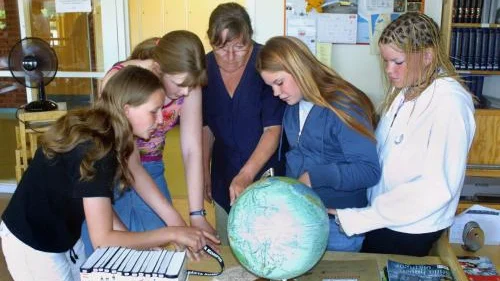 Ann Gistedt, mitten, har en central roll i Lysingskolans värld. Hon måste få vara kvar, tycker Sofia Larsson-Cahlin, Louise Lejon, Hanna Gustafsson, Rebecka Ingvarsson och de flesta bland skolans elever och personal.