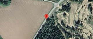 Brinnande fordon stoppar trafiken på väg 987
