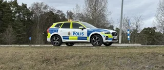 Personbil i diket: Förbipasserande ambulans hjälpte till