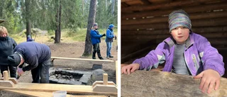 Samuel, 8, rustar upp friluftsplatsen: "Kul att hjälpa till"