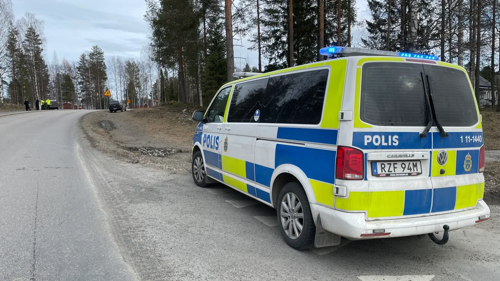 Två bilar har krockat på Svartöleden.