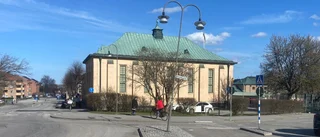 Lutande stolpen i Strängnäs byts ut – väg stängs av