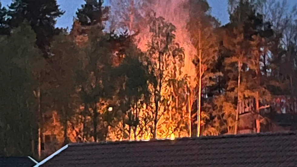 Under tisdagskvällen brann det kraftigt på Ärnaberget i Slagsta.