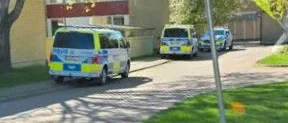 Flera polispatruller vid flerfamiljshus – man gripen