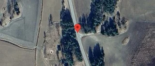 En personbil i trafikolycka på väg 53