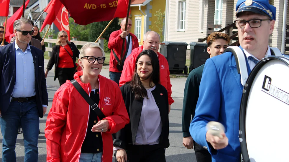 Vänsterpartiets partiledare Nooshi Dadgostar (V) gick i tåget tillsammans med årets övriga talare. På bilden syns oppositionsrådet Alexandra Svensson (S) och Mazen Aldouri från SSU. Även Kaiza Larsson från Kommunal höll tal.