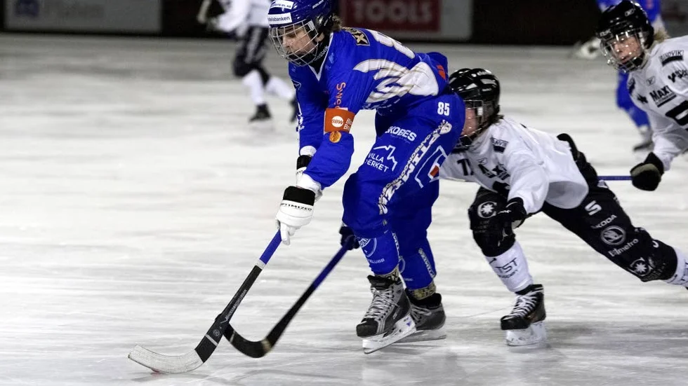 Lucas Hovlund är på väg framåt i P18-kvartsfinalen mot Sandvikens AIK. IFK Motala var chanslöst och förlorade med stora siffror.
