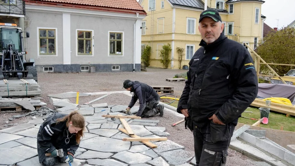 Sören Aldén, Linn Kruse och Petter Rörby lägger en stenterass i Vadstena, ett av många uppdrag för Aldéns allservice.
