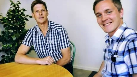 Handläggarna Ulf Johansson och Henrik Nordström ser båda en ljusare framtid för arbetslösa ungdomar i Västervik. Foto: Sara Winsnes