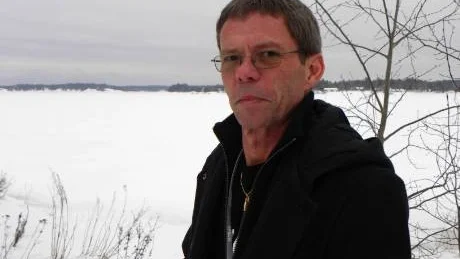 Jerry Engström är en engagerad Västerviksbo. På Högskolecentrum basar han över 400 studenter och på fritiden driver han som ordförande i Smålandskustens skärgårdsförening ett EU-stött projekt . Utredningen handlar om transportinfrastrukturen.