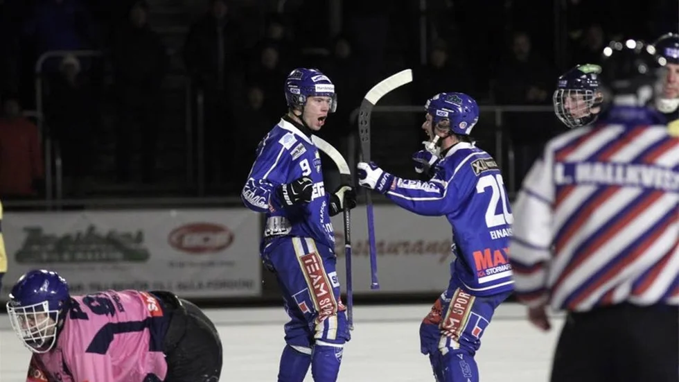 Jonas Tell sätter IFK:s sjätte, och sitt andra i 6-2-segern mot Blåsut. Och gratuleras av Björn Einarsson.