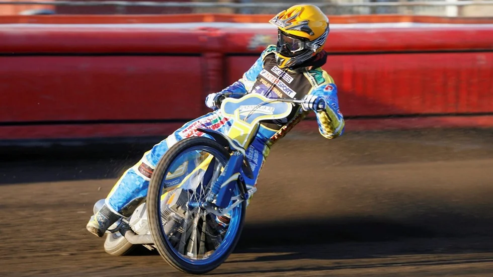 Få ungdomar kör speedway.