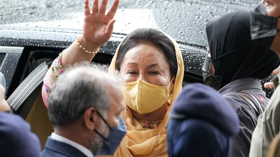 Malaysias tidigare premiärminister Najib Razaks hustru Rosmah Mansor när hon lämnade domstolen i Kuala Lumpur på torsdagen.