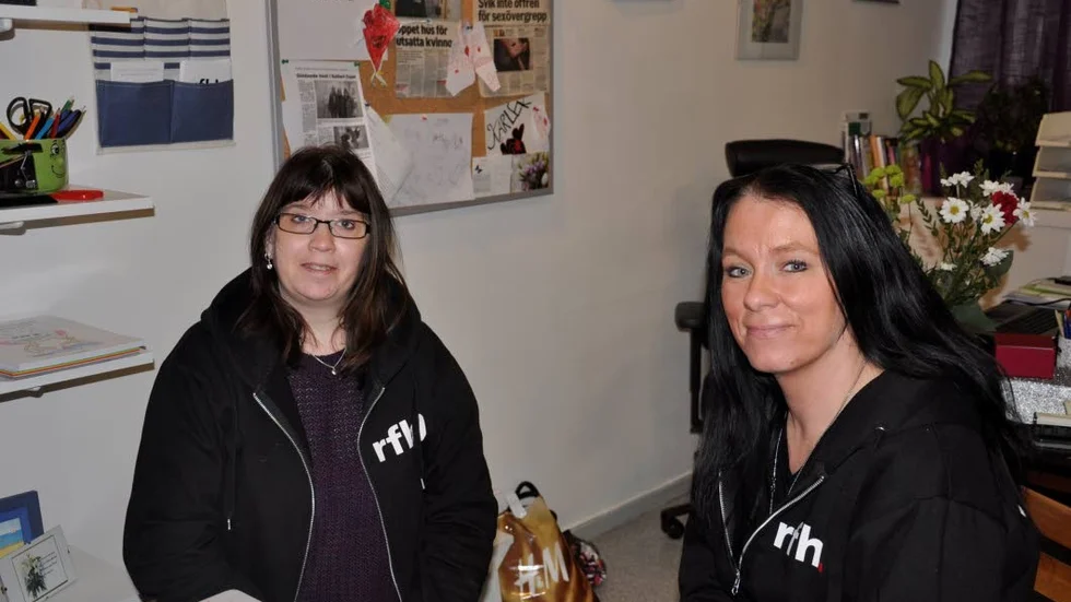Planerar. Karin Hesselblad och Mia Herlin från QvinnoQulan i Västervik är i full färd med att förbereda torsdagens konferens, som arrangeras tillsammans med RFHL Sverige, SPES Riksförbund, Sensus och Mejeriet Ung.