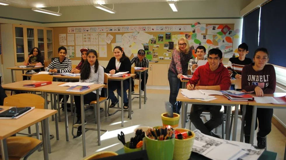 Internationellt. Snart är de tolv eleverna 16. Sju språk talas i klassrummet och undervisningen går framåt med hjälp av appar och modersmålslärare. Lena Ramirez Södergren är samordnare och svensklärare.