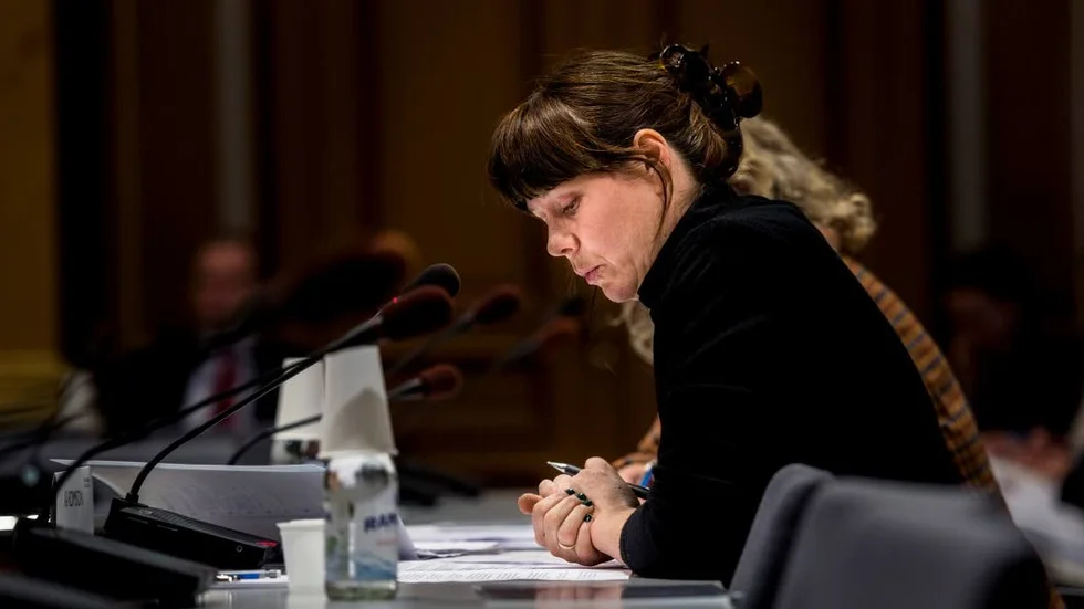 Regering. Nu hörs krav på miljöminister och vice statsminister Åsa Romsons (MP) avgång.
