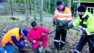 Träd förstörde ledning i Toppetorp. Här skarvas den trasiga ledningen av  till vänster Fred-Göran Gustavsson, Rammi Tillikka, Teijo Hakonen och Jukka Niemi.Foto: MARGARETA LJUNGBLAD