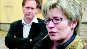 Bra kan bli bättre. Cancervården i länet är bra, men kräver en bättre strategi tycker den socialdemokratiska och vänsterpartistiska landstings­oppositionen. På måndagen besökte ett antal politiker olika verksamheter i Västervik, bland annat kirurgkliniken och den psykiatriska utslussningsenheten Reimersholm. På bilden Johnny Petersson och Lena Segerberg. FOTO: ANDERS STEINER