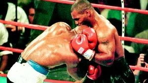Bet av örat. Mike Tyson bet örat av Evander Holyfield i en tungviktsmatch 1997. Nu sitter en man häktad i Västervik för att ha bitit örat av en annan man och även knivskurit denne i ansiktet. Foto: Steve Marcus/Pressens Bild