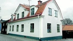 Rektorsbostaden. Efter hand har det dykt upp nya uppgifter om det här gamla huset på Östra Kyrkogatan i Västervik som en gång gick under benämningen Bankska gården.Foto: ANDERS STEINER