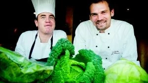 Nyttiga kockar. Magnus Svensson på Harrys och Jonas Thorsson på Tre Rum & Kök är redan duktiga på mat men skall ändå utbilda sig i nyttigare alternativ. Restaurangerna strävar efter att bli nyckelhålscertifierade.Foto: MATILDA AHL