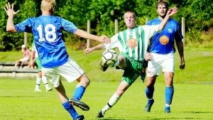 En mot två. Mattias Carlsson, i randig tröja, var bäste AIS-are i lördags. Här ses han i kamp med IFK-arna Marcus Edström (18) och Jens Eriksson. Foto: Mattias Ahlm