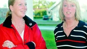 På besök. Kristina Axén Olin gästade i går kväll Loftahammar och årets sommarmöte. Här ses hon tillsammans med Loftahammarmoderaternas ordförande Katarina Andersson. Foto: Ingemar Petersson