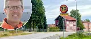 30-skyltarna hänger kvar – trots tomma skolor: "Inte säkert att de ska bort"