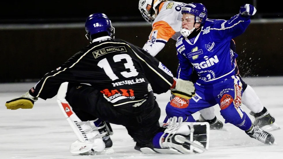 Bollnäs var det stabilare laget och besegrade IFK med 5-1. Här försöker Lucas Blom och Martin Heurlén avvärja ännu ett baklängesmål.