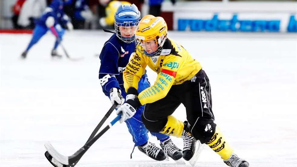 Vetlanda var bättre än IFK Motala på förmiddagen och här är det Victor Karlsson som försöker hänga med.