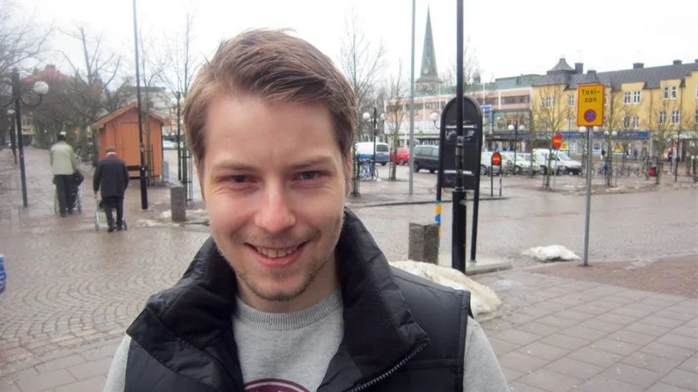 Här i Motala växte han upp, Linus Petersson. Nu är målet att spela den ryska bandyfinalen i Kirov i slutet av mars.