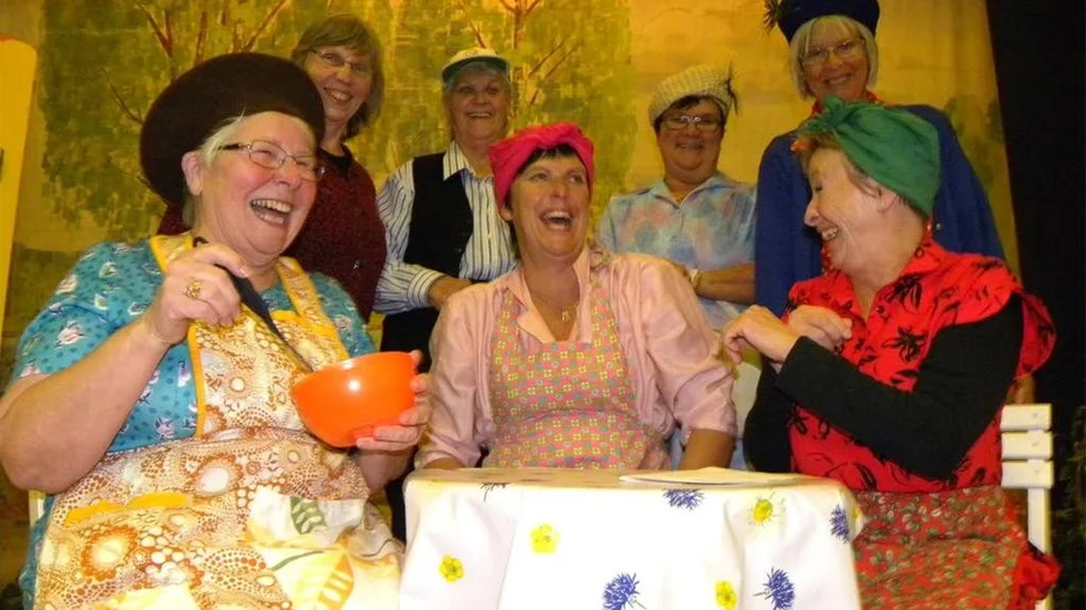 Full fart på Hemmets komedianter inför premiären på lördag: Vid bordet, Marie-Louise Apell, Lena Karlsson och Ulla Hertz, samt bakom dem, Barbro Frisk, Maja-Stina Johansson, Britt-Marie Johansson och Ing-Marie Holmberg.