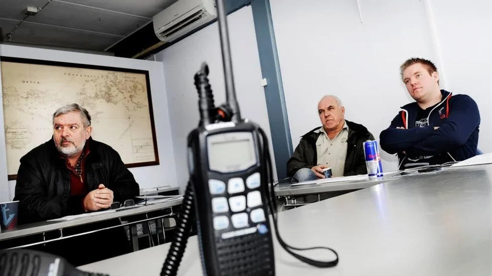 Eleverna Göran Karlsson, Hans Aulin och Per Aulin lyssnar uppmärksamt.