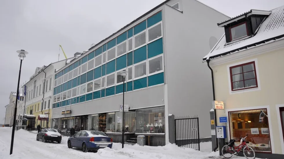Från blågrönt till rött. Affärshuset på Storgatans nedre del ska få en ny färg. Även gaveln kommer att få ny färg.