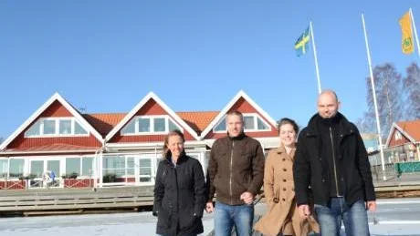 Turistchefen Stina Porsgaard, Stefan Schouten, Janet Vloothvis och Mike Schouten framför Sjökrogen i Loftahammar.
