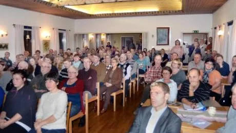 Församlingshemmet i Ukna var fullsatt när ortsinvånarna fick möjlighet att ställa frågor om skolan och barnomsorgens framtid i byn.Foto: Hans Brandin