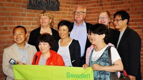 Johan Hägglund, Marie Schmid, Bo Jonsson, Rickard Wester och Mee Särneroth, tillsammans med några ur den stora koreanska delegationen som besökte Västervik.Foto: Pernilla Andersson