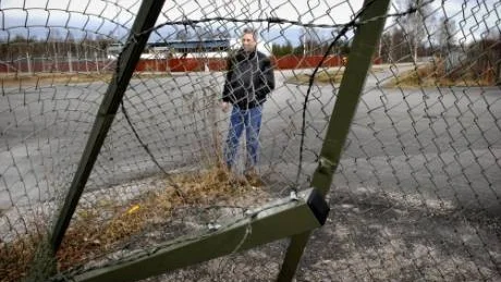 För fjärde gången har Teddy Högström på Videgrensgatan i Västervik fått staketet till sitt företag sönderkört av "fartdårar". Nu hoppas han att kommunen ska vidta åtgärder för att sänka farten på rakan.Foto: Anders Steiner