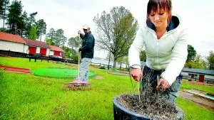 Oro har bytts mot lugn. Alexandra Lyrsten och kollegan Ronald Kjellman trivs med att arbeta på Lysingsbadet och är glada över att få vara kvar. Foto: Matilda Ahl