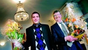 Hyllade. Företaget Plivit Trade hyllades i går på Rådhuset i Västervik efter att ha utsetts till Årets Nybyggare i Kalmar län. Företaget representerades av Tomislav Majic och Bosse Johansson eftersom Zlatan Golalic var i Sydeuropa för viktiga affärer som kan leda till att Plivit Trade ytterligare växer. Foto: ANDERS STEINER