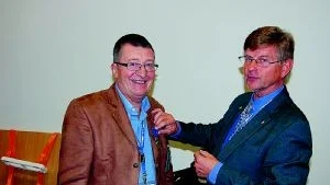 Belönad. Leif "Vilse" Andersson, till vänster, tar emot konungens förtjänstmedalj i silver av civilförsvarsförbundets ordförande Sven Lindgren.