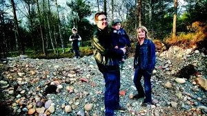 Lurade. Niklas Karlsson och Marianne Grimsrud, här med sönerna Oscar (i pappas famn) och Simon, känner sig grundlurade av Västerviks kommun. De valde sin villatomt intill ett grönområde. Två veckor efter inflyttning har de nu fått veta att grönområdet ska bebyggas med en stormarknad och en jätteparkering.                                                          Foto: MATILDA AHL