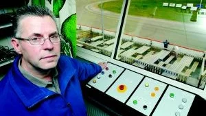 Koll på läget. Från domartornet ska Tommy Gustavsson ta sina beslut och han har tillgång till en manöverpanel som han sköter startgrinden med och därifrån kan han även stoppa heaten.