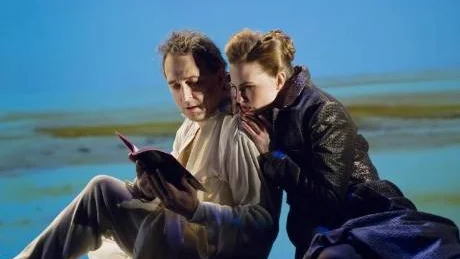 Philip Zandén spelar Mästaren vars stora opublicerade roman har en läsare, Margarita (Frida Westerdahl), vilket är tillräckligt för att den ska vara ett stort konstverk.Foto: Mikaela Westerholm