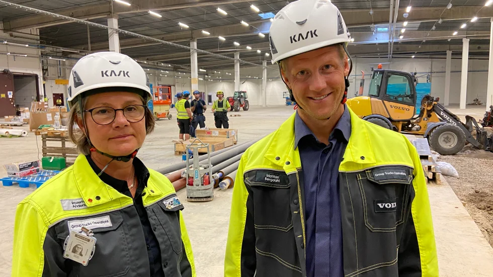 Rosemary Andersson och Mattias Bergdahl från Volvo Remanufacturing i byggnaden på Talja Norra. 