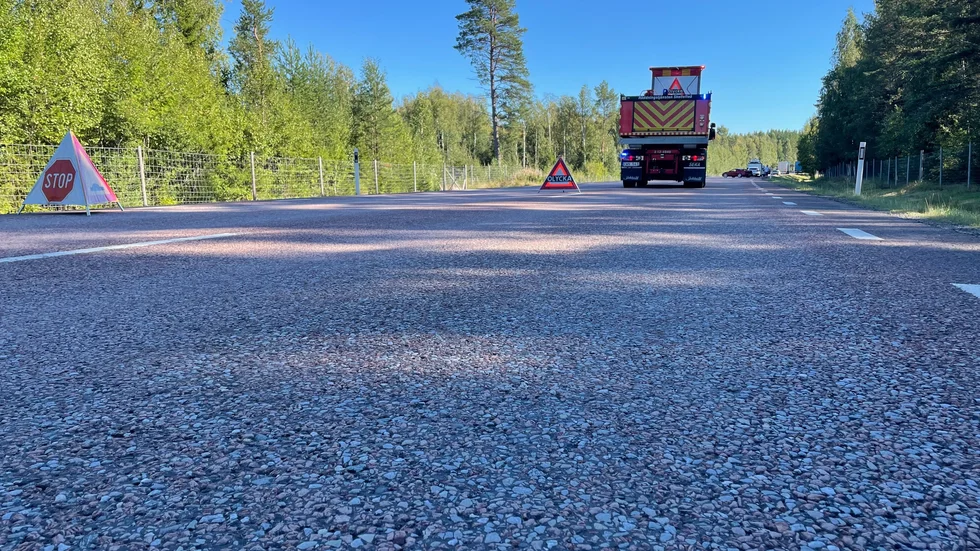 Vägen är helt avstängd i båda körriktningar.