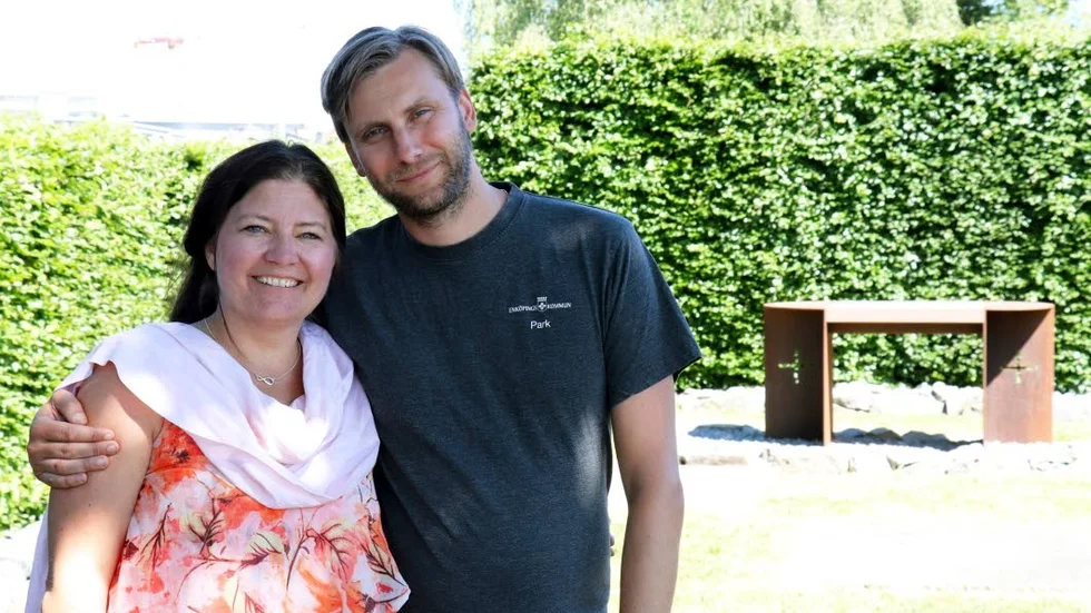 Kommunalrådet Helena Proos och trädgårdsmästaren Johan Arvidsson vid den gamla klosterriunen där det blir drop-in-bröllop den sista augusti.