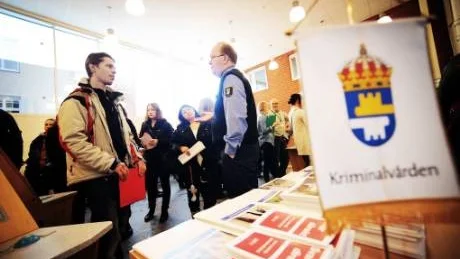 Niklas Lindh kan tänka sig att jobba inom kriminalvården. Informationen får han av Magnus Nilsson.Foto: Ola Axman