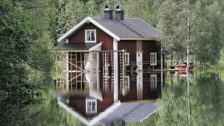 I framtiden kommer kanske inte sjönära läge att vara ett tungt försäljningsargument. Bilden är tagen i Bruzaholm efter de kraftiga regnen på sommaren för två år sedan. Foto: Mikael Fritzon/Scanpix