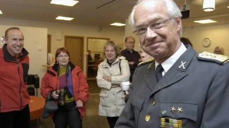 Är han inte lik så säg. Jan Wolfhagen, fick bankkunderna i Gamleby att häpna med sin slående likhet med vår monark.